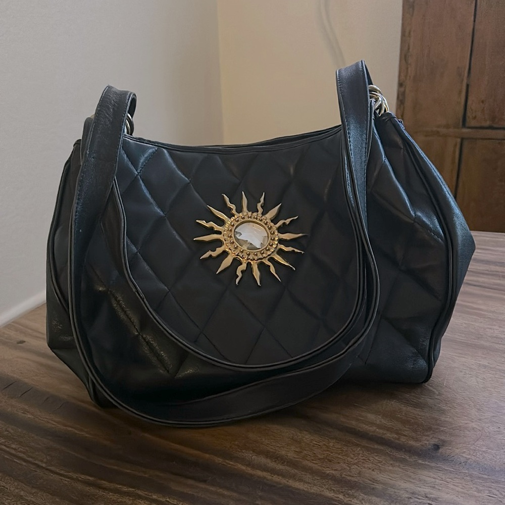 Sun Fun ! Vintage Leather Tote ! The color is navy blue